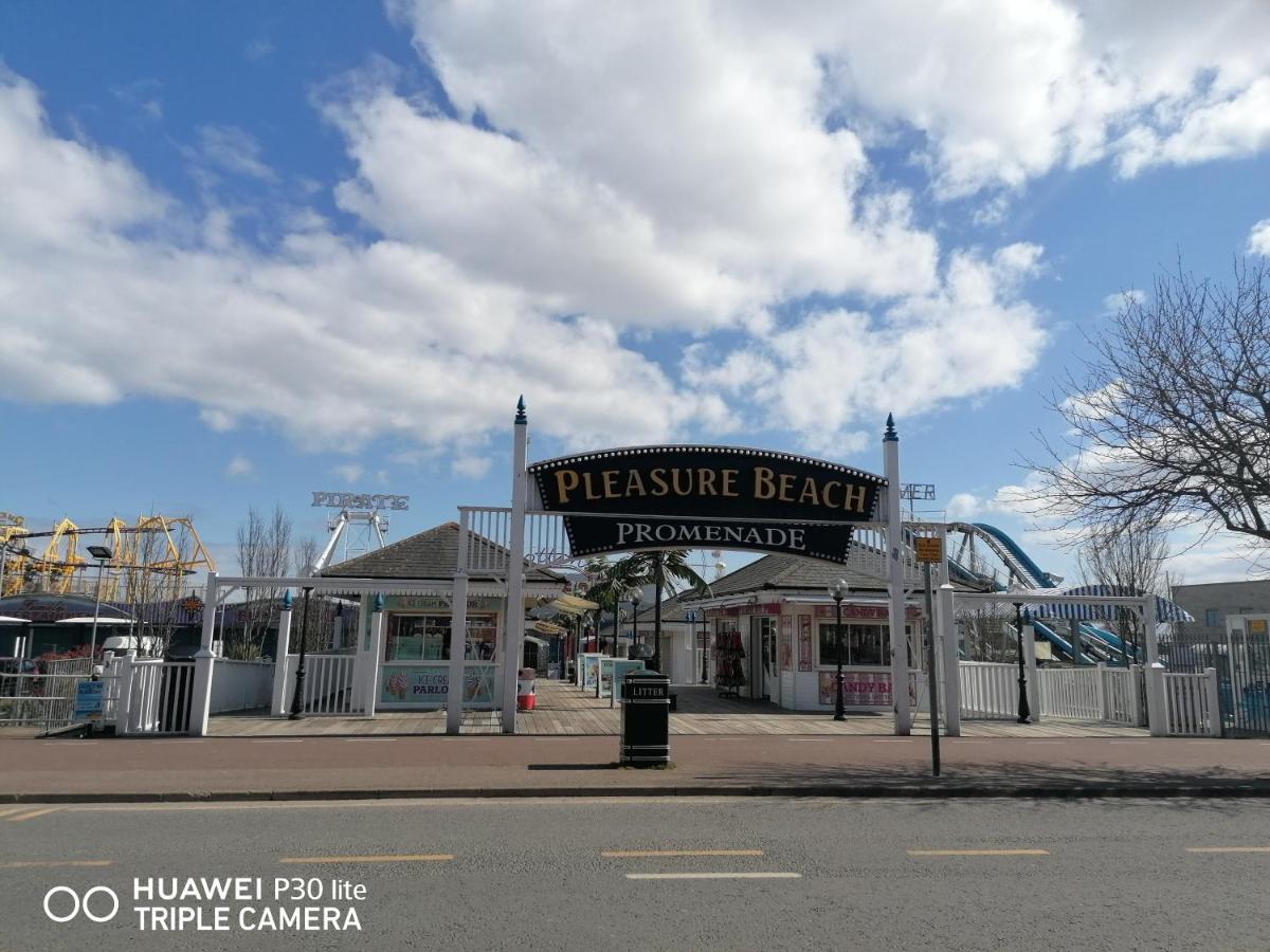 Pleasure Beach Apartment With Garden Skegness Bagian luar foto